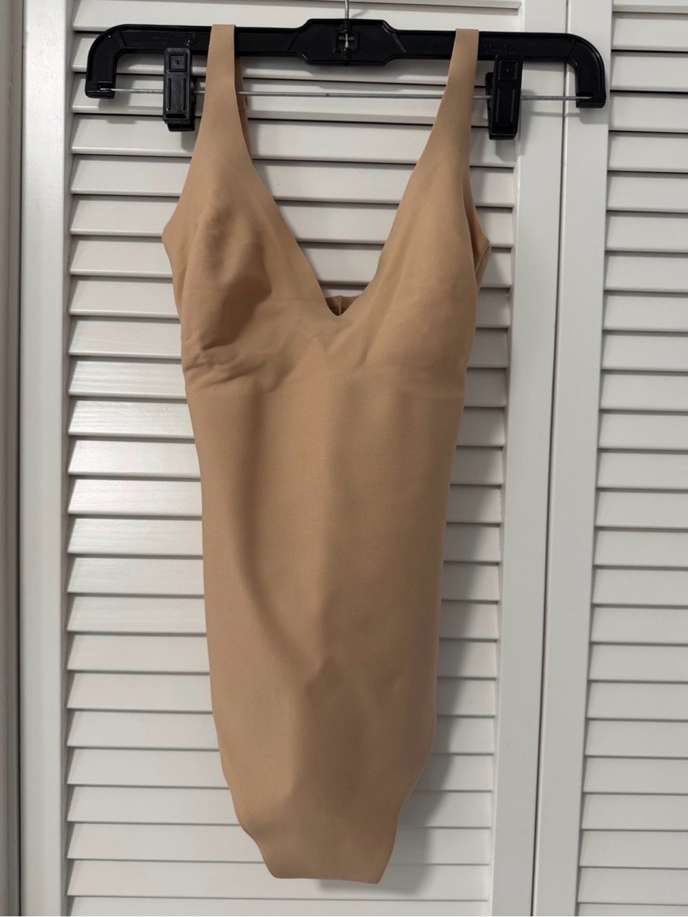 SKIMS Body Unlined Plunge Thong Bodysuit Clay NWT - Large (B13)